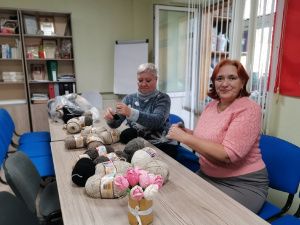 Мегионские рукодельницы вяжут теплые мужские носки для участников спецоперации