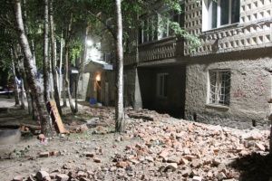 В Мегионе во время капремонта крыши частично обрушилась пятиэтажка