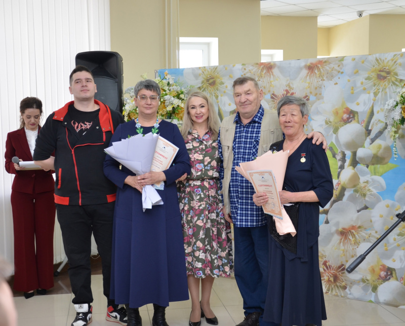 «Яблочко от яблони»