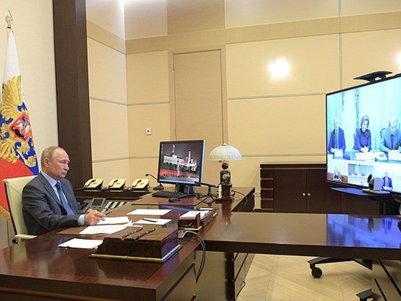 Президент РФ поручил отложить проведения парада Победы