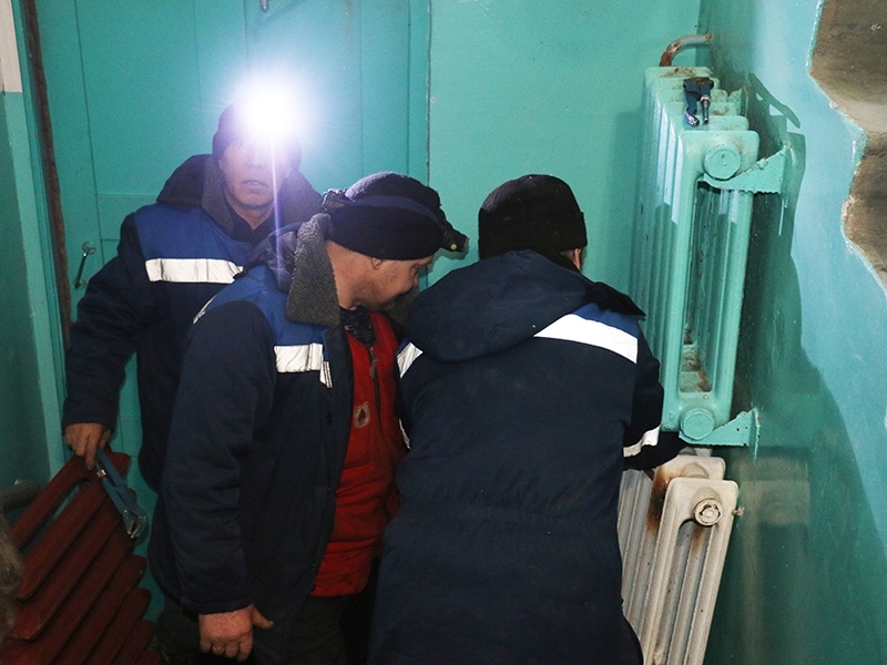 В Мегионе ведется работа по замене батарей в подъездах