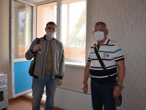 Жители аварийных домов и дети - сироты получили ключи от квартир в новостройке по Садовой