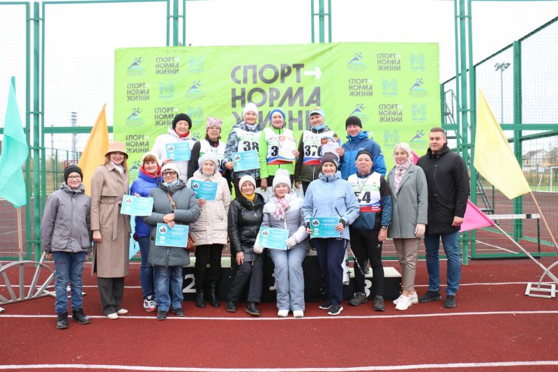 В Мегионе прошел фестиваль скандинавской ходьбы «Шаг к победе»