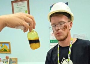 Участникам форума «УТРО» сделали нефтяные маски на лица