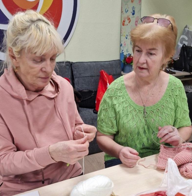 В Мегионе старшее поколение создает вязаные талисманы добра