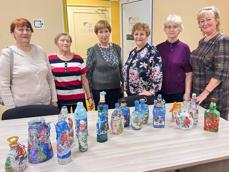 В Мегионе прошел предновогодний мастер – класс для пожилых граждан