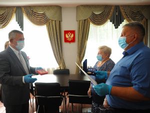 Глава города Олег Дейнека вручил мегионским семьям медали «За любовь и верность»