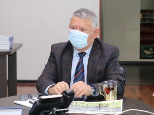 Глава Мегиона отвечает на звонки жителей в МЦУ