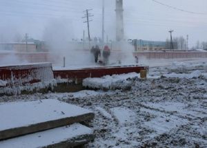 В городе продолжается работа по устранению последствий порыва