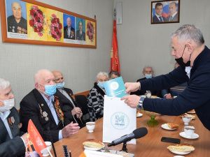 Поздравления и подарки защитникам Отечества