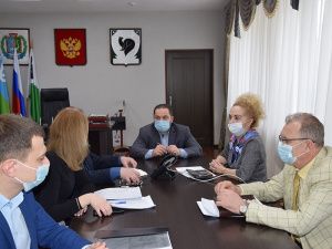 Исполняющий обязанности главы Мегиона Игорь Алчинов ответил на вопросы мегионцев в ходе телефонной «прямой линии»