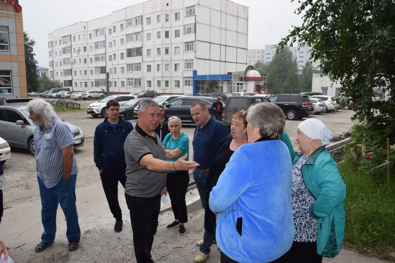 Глава Мегиона Олег Дейнека встретился с жителями дома 14 по улице Заречная