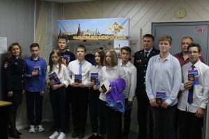 Уроки безопасности.  В вопросе безопасности мегионских детей объединили силы инспектора ГИБДД