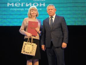 Награждение в честь 40-летия присвоения Мегиону статуса города