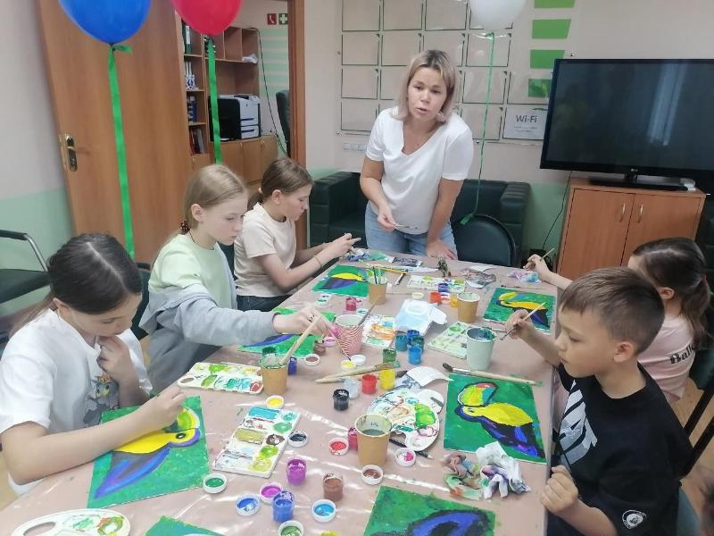Яркие туканы, угощения и подарки для ребят