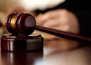 Владелец торгового центра выплатит компенсацию матери мальчика, получившего травму