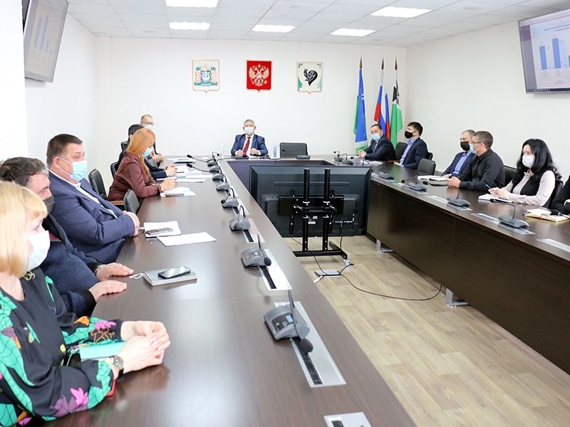 На аппаратном совещании обсудили вопросы благоустройства берега Меги, содержания животных и ситуацию с COVID-19