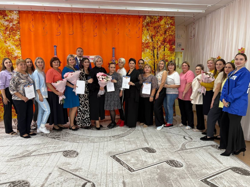 Молодая Гвардия Мегиона поздравила воспитателей детского сада «Золотая рыбка» с профессиональным праздником