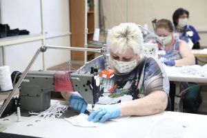 Почти 130 предприятий Югры организовали производство масок