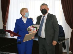 Рабочая неделя в городской администрации  началась с приятного события