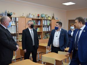 Олег Дейнека и Алексей Андреев обсудили вопрос строительства нового здания школы для детей с ограниченными возможностями здоровья