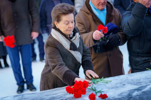 Наталья Комарова возложила цветы в знак памяти участникам Сталинградской битвы