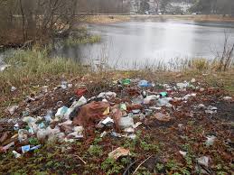 Я иду вдоль берега реки по разбитым бутылочным кольцам…