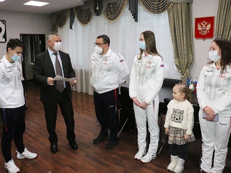 Олег Дейнека встретился с мегионскими чемпионами Аленой Калашниковой и Максимом Тановицким