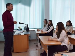 Депутат Тюменской областной Думы Евгений Макаренко провел со школьниками «Парламентский час»