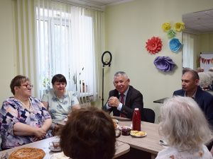 Молоды душой: Олег Дейнека встретился с представителями мегионского Общества неработающих пенсионеров