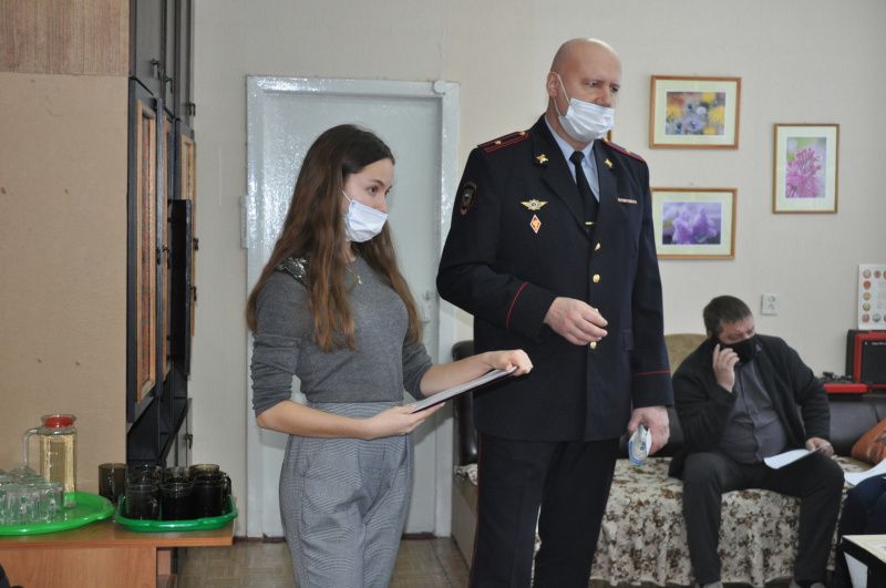 В Мегионе полицейские рассказали пенсионерам, как не стать жертвами мошенников 
