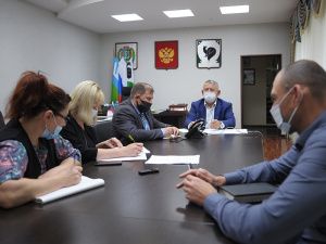 О благоустройстве и предстоящих выборах спрашивали горожане Олега Дейнека во время телефонной «прямой линии»