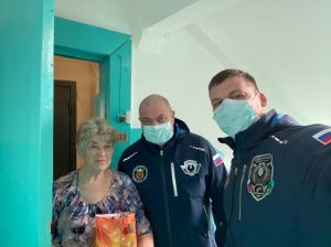 Ветеранам продолжают вручать подарки