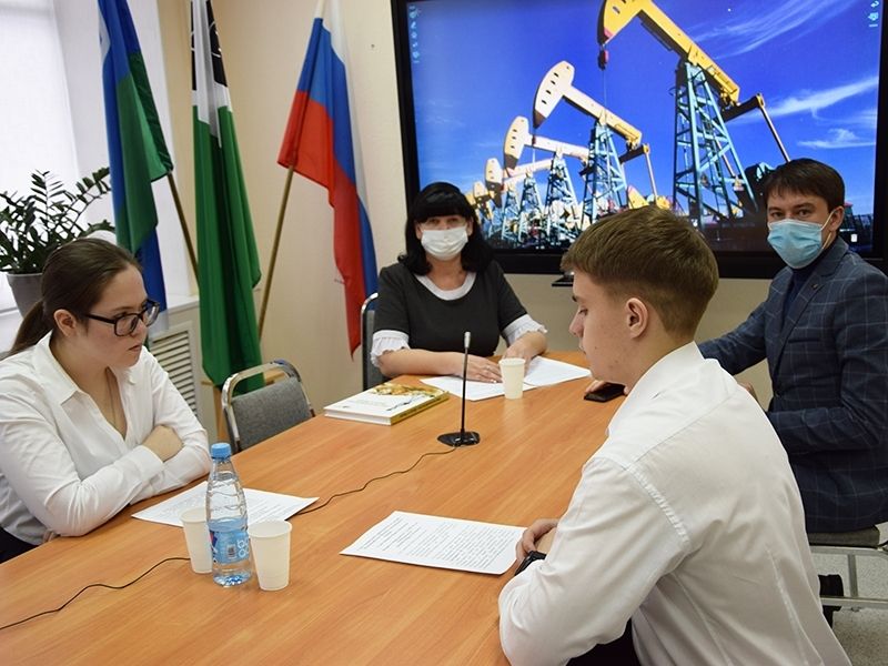 На онлайн-конференции в третьей школе презентовали книгу «Мегионнефтегаз»: Дела и люди». В мероприятии принял участие соавтор издания Марат Занкиев