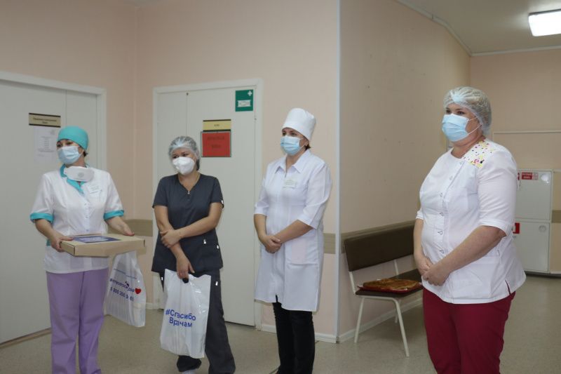 От чистого сердца: мегионцы передали угощения врачам ковидного госпиталя