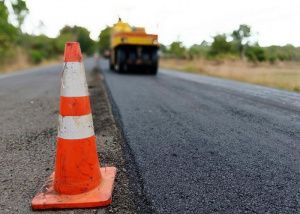 В Нижневартовске при ремонте дорог используют синтетику