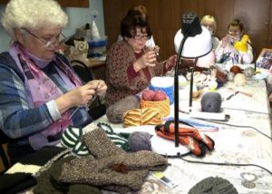 В Сургутском районе пенсионеры вяжут варежки для снайперов