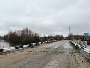 Спасатели «Центроспас-Югории» устраняют затор на реке Ватинский Ёган