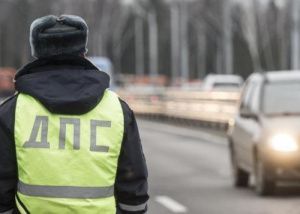 Пьяный водитель наехал на полицейского и провёз его на капоте более километра