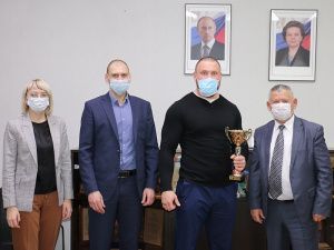 Олег Дейнека поздравил мегионского атлета Валерия Савина с победой на Всероссийском чемпионате