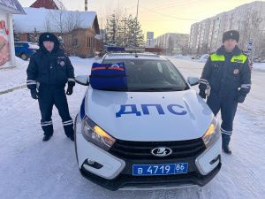 В Мегионе инспекторы ДПС оказывают первую помощь пострадавшим в ДТП с использованием специальных медицинских укладок