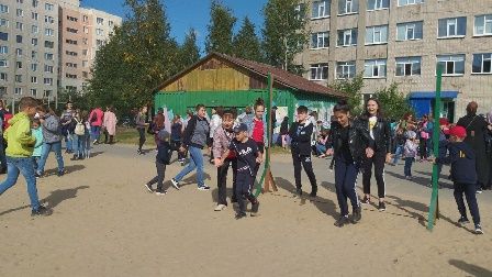  Горожане празднуют именины  Мегионской школы №4!