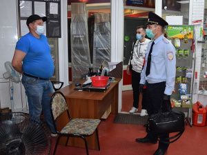 Во время рейдовых мероприятий ведется разъяснительная работа с продавцами и покупателями в торговых точках