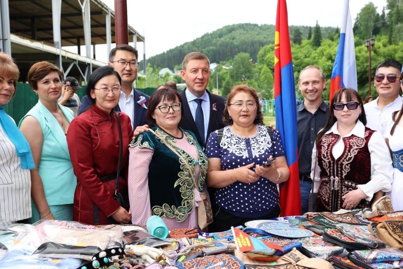 «Единая Россия» поздравляет жителей регионов с Днём России