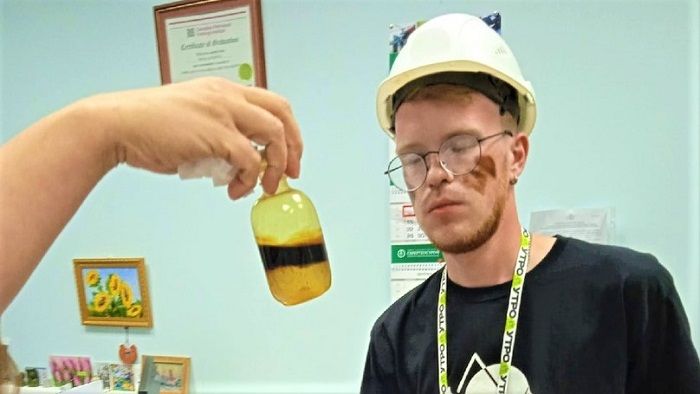 Участникам форума «УТРО» сделали нефтяные маски на лица