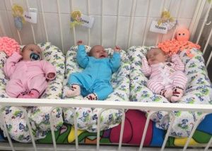 В Югре врачи спасли тройняшек, рожденных с весом в 1600 грамм каждая 