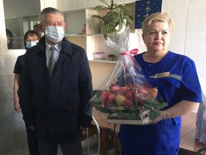 Работники скорой медицинской помощи принимают поздравления