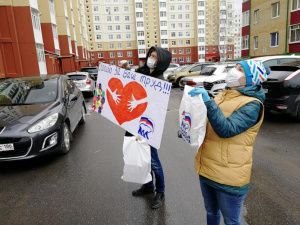 Мегионским врачам, боровшимся с COVID-19 передали национальные гостинцы