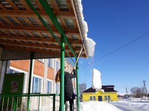 Осторожно! Возможен сход снега с крыш 