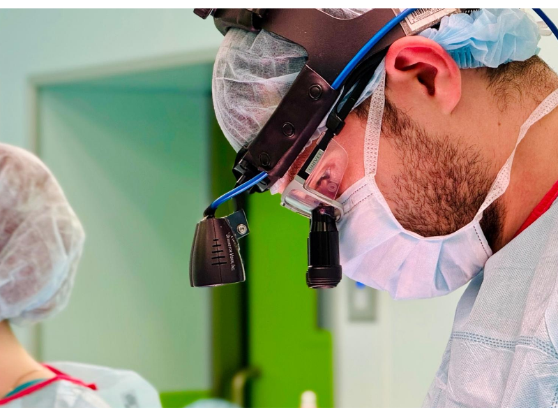 В кардиоцентре подростку имплантировали механический клапан сердца через мини-инвазивный доступ